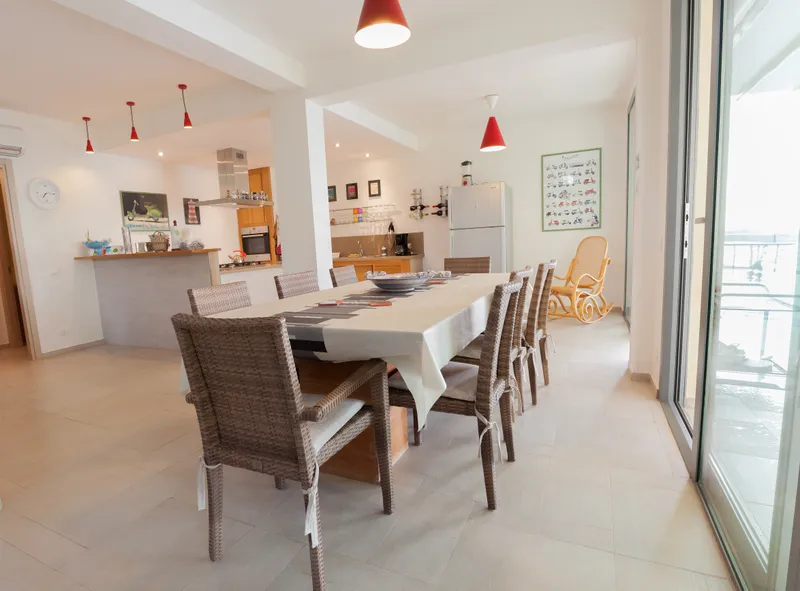 Il salone e la zona pranzo al piano terra
