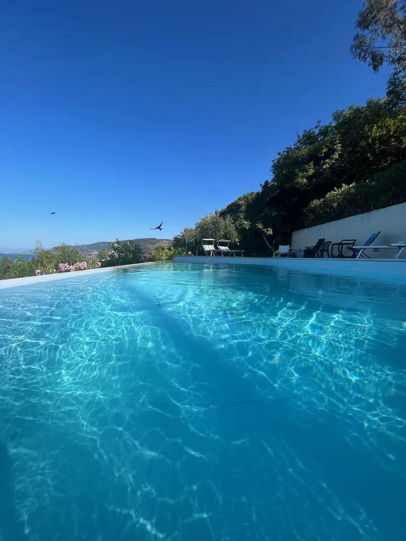 La piscina a sfioro nel pomeriggio